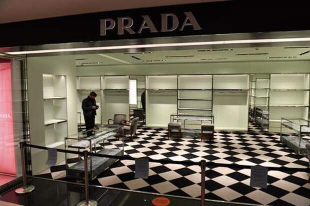 Prada хочет обратно в Россию под новым брендом