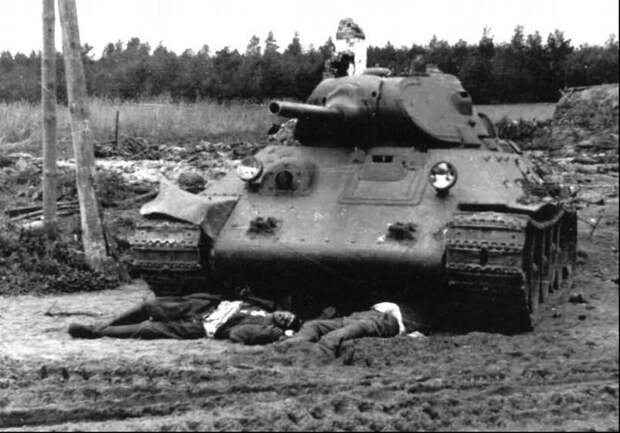 9. Т-34 6-го мк прорвавшийся к позициям немецкой артиллерии у Озерницы и проутюживший их.Уничтожил более десятка немецких артиллеристов и командира немецкой батареи.Получил повреждение двигателя и заглох за позициями немцев,двое танкистов были пленены и расстреляны немцами рядом со своей машиной.Конец июня 1941 г.