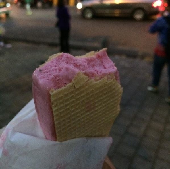 Мороженое-сэндвич в K. Rustom Ice Cream, Churchgate Пальчики оближешь, едим вне дома, индия, мумбай, национальный колорит, уличная еда