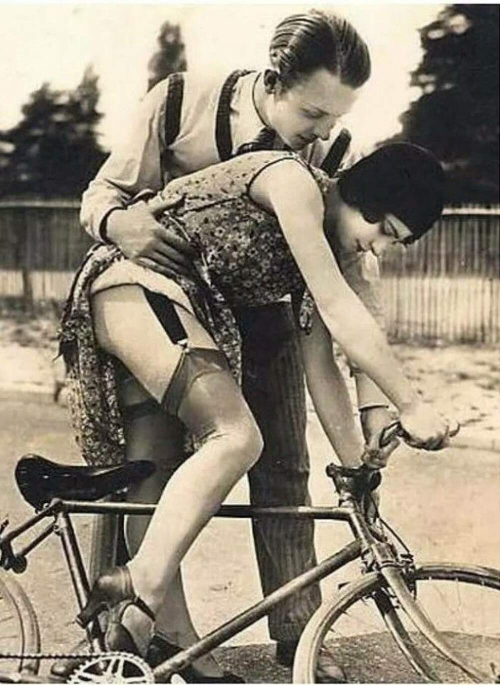 эротика на ретро велосипеде фото 48