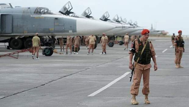 Российские военнослужащие на авиабазе Хмеймим в Сирии. Архивное фото