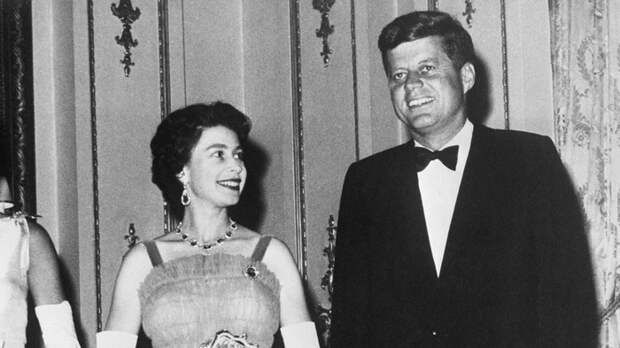 Исторические фото Елизаветы II и 15 американских и советских президентов