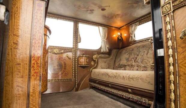 Интерьер Rolls-Royce Phantom I 1926 года, маленького дворца на колесах