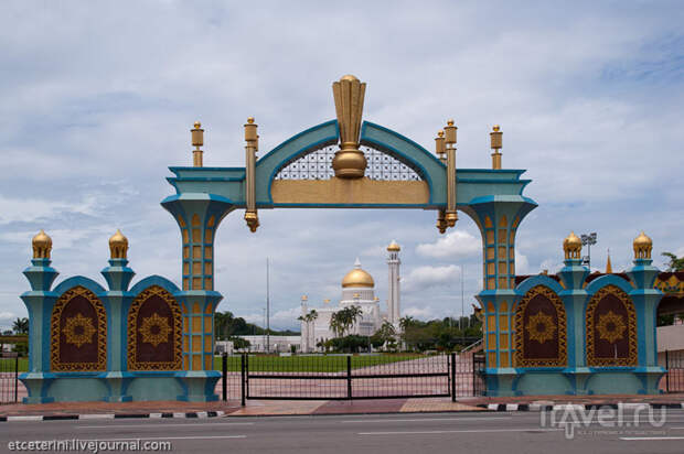 Церемониальные ворота в Бандар-Сери-Бегаване, Бруней / Фото из Брунея