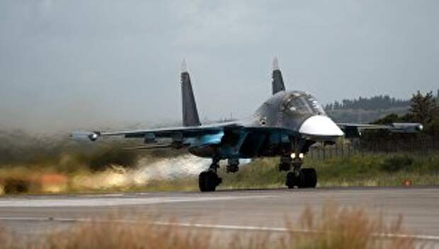 Российский истребитель Су-34 совершает взлет на авиабазе Хмеймим в Сирии. Архивное фото