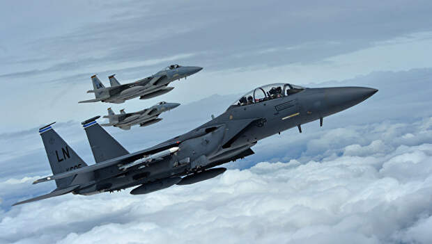 Истребители F-15C и F-15E ВВС США в небе Истребители F-15C и F-15E ВВС США в небе