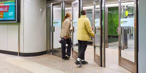 Вторые двери начали снимать в вестибюлях метро