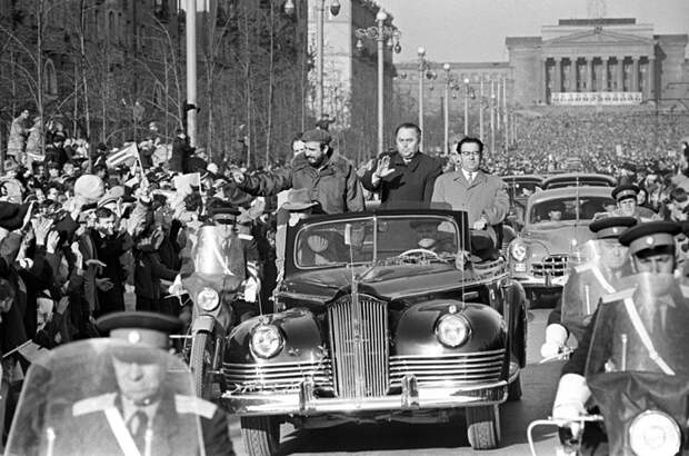 13 мая 1963 года в Свердловске (ныне Екатеринбург). Здесь уже он едет на открытом ЗИС-110Б Фидель Кастро, авто