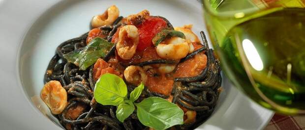 Черные спагетти с соусом из помидо­ров и каракатиц