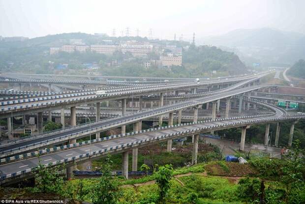 Это самый сложный комплекс дорожных сооружений в Чунцине, включающий в себя 5 уровней и 20 пандусов в 8 направлениях Чунцин, дорога, китай, развязка, сложность, транспорт
