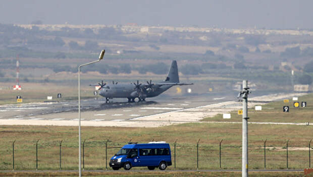 Военно-транспортный самолет ВВС США С-130 Hercules на авиабазе Инджирлик в Турции. Архивное фото Военно-транспортный самолет ВВС США С-130 Hercules на авиабазе Инджирлик в Турции. Архивное фото