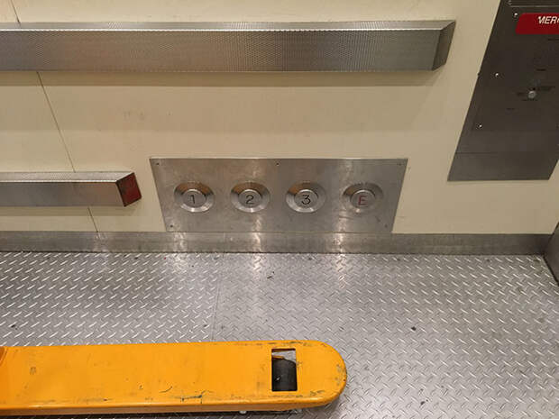 Лифт с кнопками, которые можно нажимать ногой, если руки заняты нестандартно, оригинально, проблемы, решения