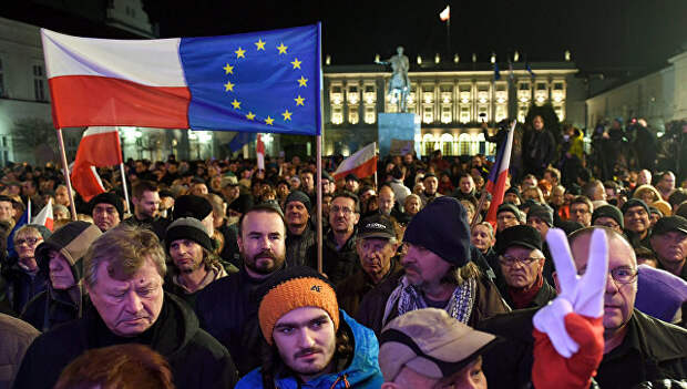 Акция протеста против реформирования судебной системы перед президентским дворцом в Варшаве Акция протеста против реформирования судебной системы перед президентским дворцом в Варшаве