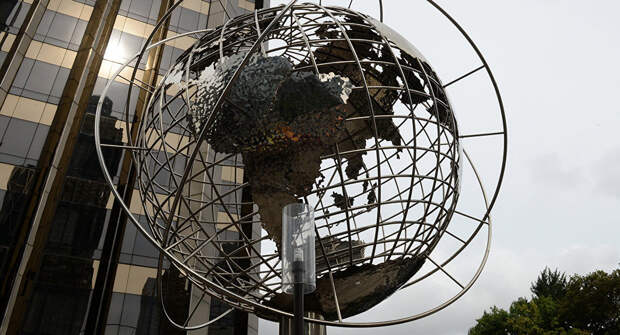 Скульптура глобуса на площади Коламбус-серкл в Нью-Йорке. На дальнем плане - международная гостиница и башня Трампа.