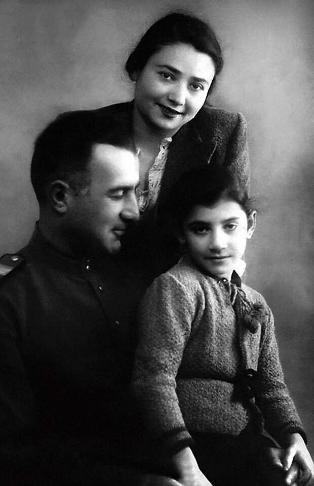 1115 Нани Брегвадзе с мамой Ольгой Александровной и папой Георгием Ефремовичем.jpg
