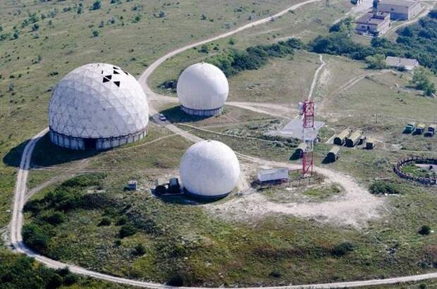 Обсерватория расположена в двухэтажном здании с астрономической площадкой на крыше.