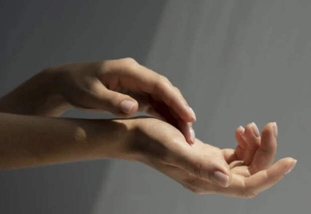 Если крем совсем не помогает: что делать, чтобы руки стали как у красавиц с картин