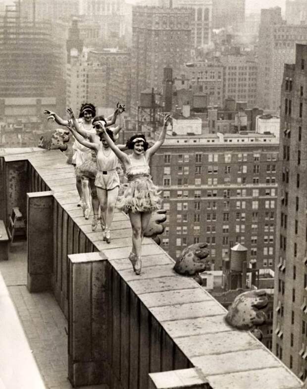 Балерины танцуют на краю небоскреба в Нью-Йорке, 1925 год историческое фото, история