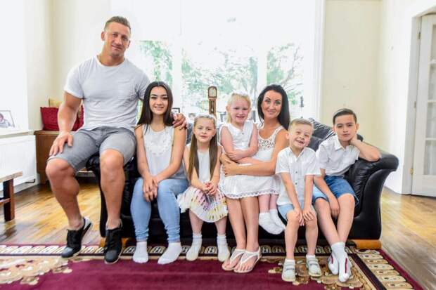 Когда жену парализовало, муж бросил ее одну с четырьмя детьми, но сильная женщина сумела стать на ноги и найти любовь