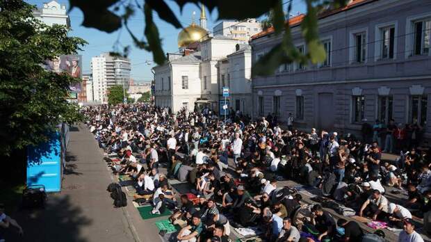Тысячи верующих собрались у Соборной мечети в Москве на праздник Курбан-байрам