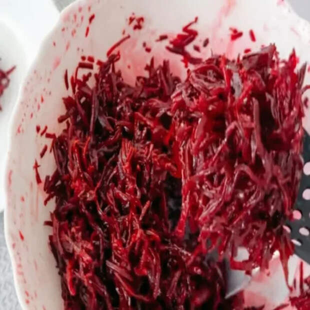 Быстрый салат из сырой свеклы. Даже дети в восторге от этого рецепта: вкусно и полезно