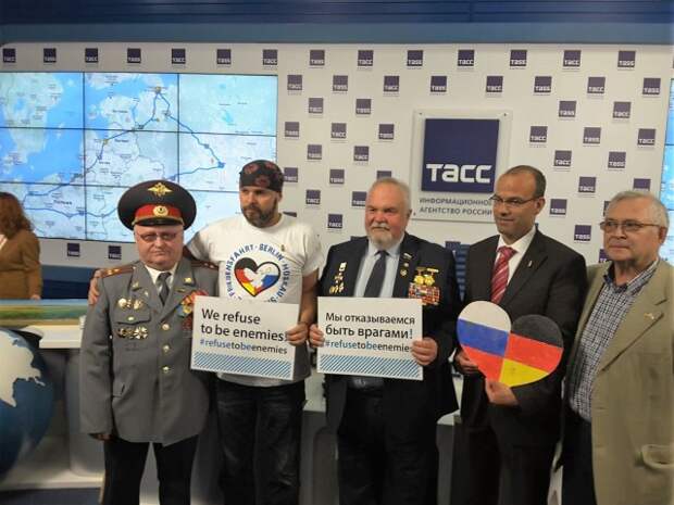 Не хотим быть врагами! Немцы ударили автопробегом по призраку Холодной войны