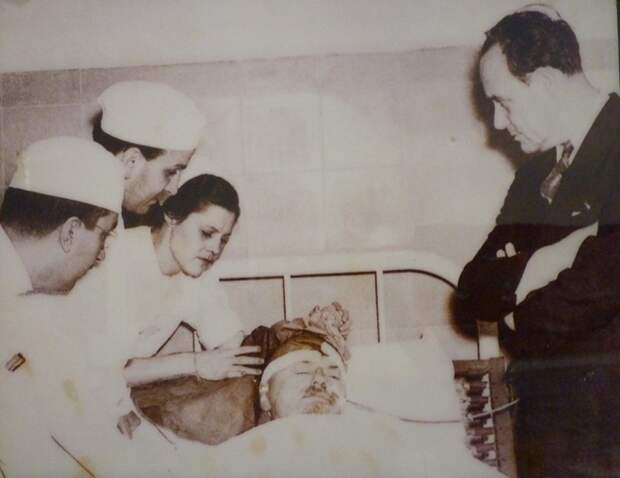 Лев Троцкий в больнице г. Мехико после покушения, август 1940 года. было, история, фото