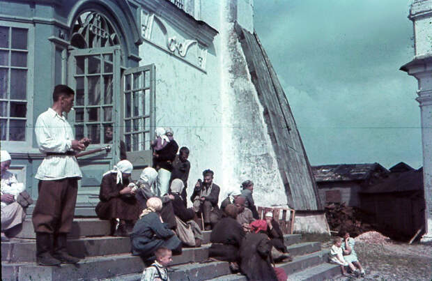 1942. На крыльце Успенского собора