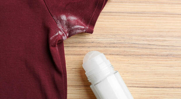 Как убрать следы дезодоранта с одежды?