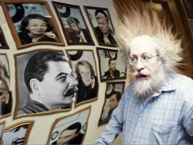 Как будто Сталин снова рядом – и сверлит нас лучистым взглядом...