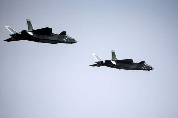 Пара истребителей J-20 открывает выставку Airshow China-2016. theaviationist.com - Китайский стелс уже в войсках | Военно-исторический портал Warspot.ru