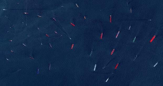 Грузовые суда и танкеры у входа в порт Сингапура вид сверху, изменения, планета, последствия, фото, человек