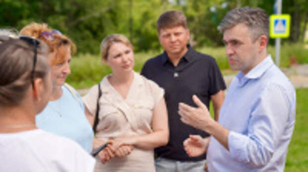 На благоустроенной Базарной площади в Наволоках подрядчик устраняет недостатки за свой счёт в рамках гарантийных обязательств