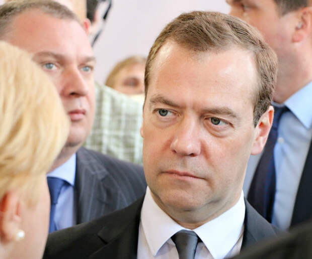 Жительница Алтайского края бросилась в ноги Медведеву (
