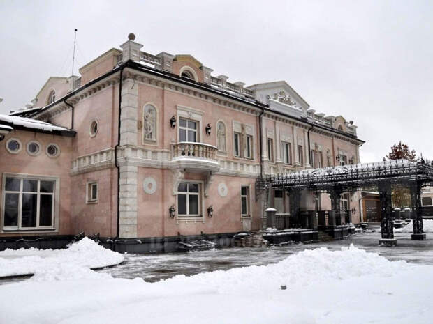 Продаётся дворец в Барвихе. Чей? Человека непростого, а золотова