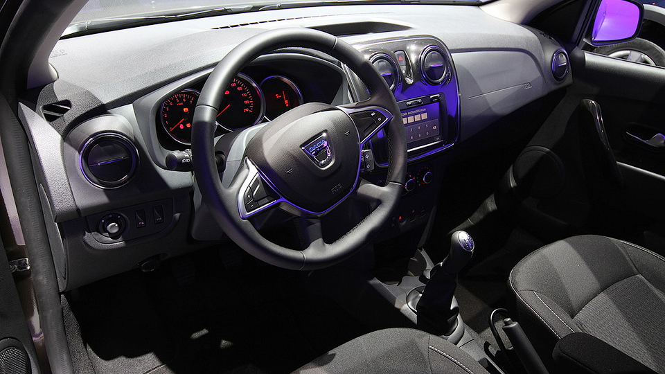 Париже дебютировали рестайлинговые версии Dacia Logan и Sandero. Фото 3