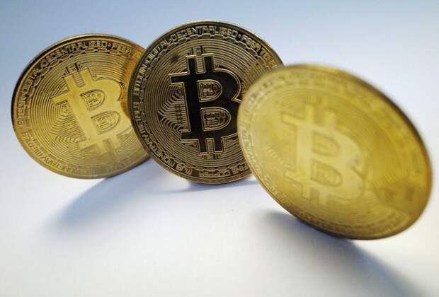 Аналитик предсказал обрушени доллара и падение цены на BTC