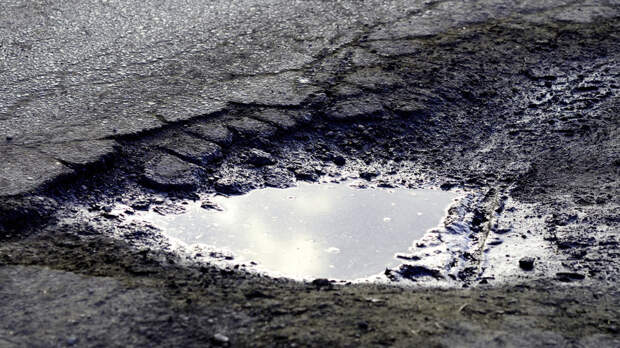 Юрист рассказала о действиях на случай, если одежда испорчена грязной водой из лужи