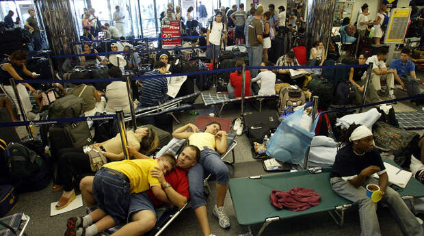 Пассажиры в аэропорту LaGuardia в Нью-Йорке, 15 Августа 2003 года 