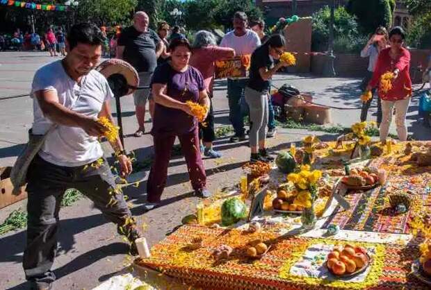 В Мексике провели праздничный парад ко Дню мертвых