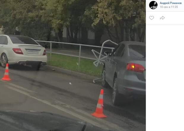 На Кронштадтском водитель решил снести ограждение