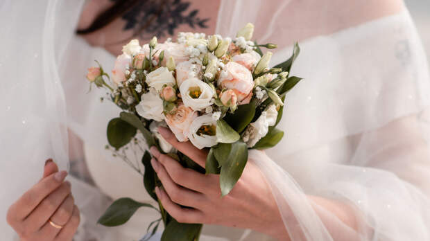 Флорист Тарасова дала советы по составлению букета для невесты с аллергией