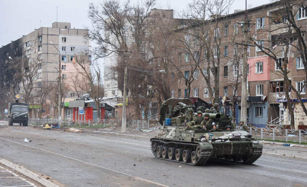 Мариуполь. Военнослужащие ДНР на одной из улиц города. Фото © ТАСС / Спринчак Валентин