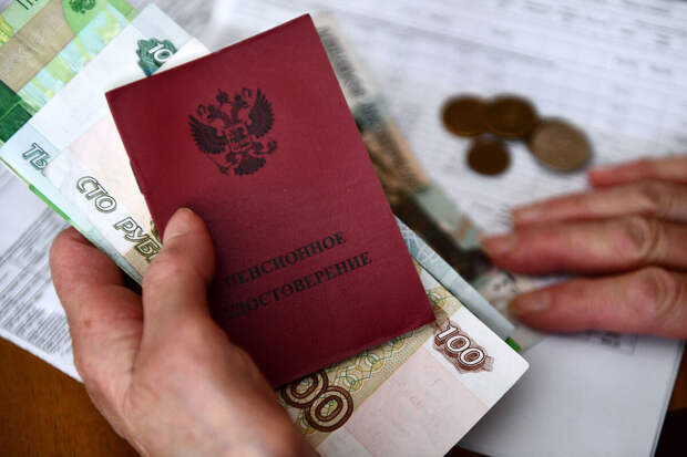Путин предложил с 2025 года возобновить индексацию пенсий работающим пенсионерам