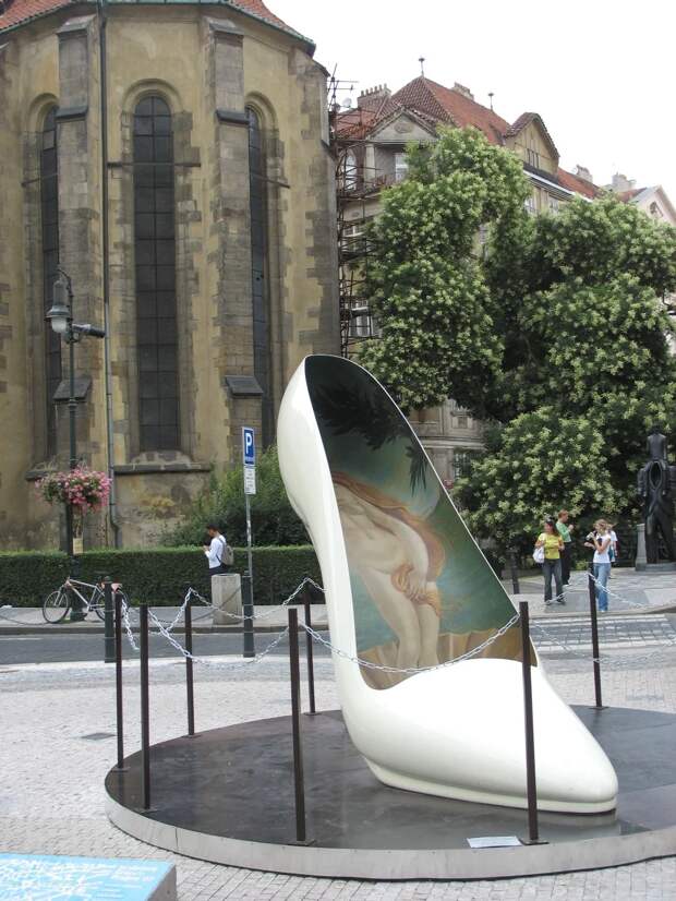 Памятник женской туфельке в Праге. Чехия.