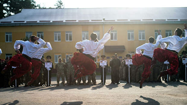 Танцоры в традиционной украинской одежде исполняют гопак на церемонии открытия учений Rapid Trident 2014 
