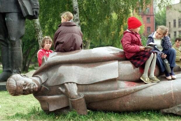 Москва. 1991 год. Что сегодня думают о свергнутом вожде эти школьницы? / AP Москва. 1991 год. Что сегодня думают о свергнутом вожде эти школьницы? / AP