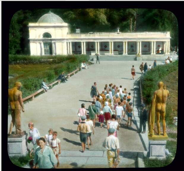Петергоф, парк: толпы посетителей возле павильона у фонтана Самсон