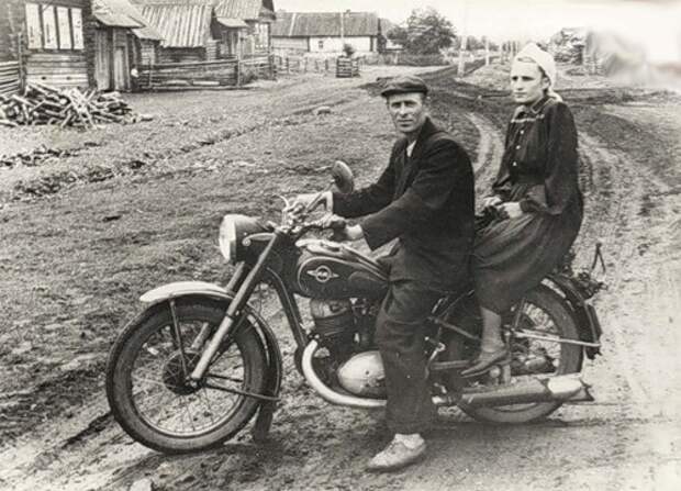 Даже в грязь на нем можно было не бояться ездить СССР, деревня, мотоциклы