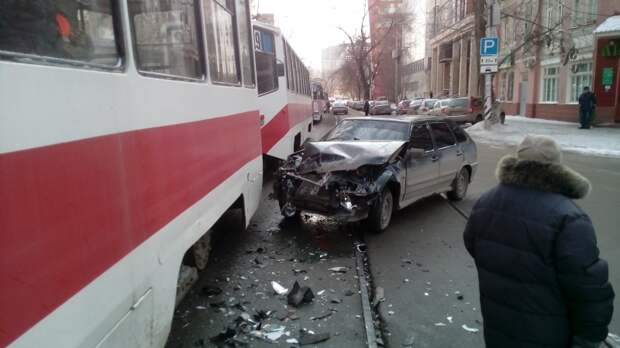 В сети появилось видео дтп на республики, где - шкода - сбила двух подростков В сети появилось видео дтп на республики, где - шкода - сбила двух подростков